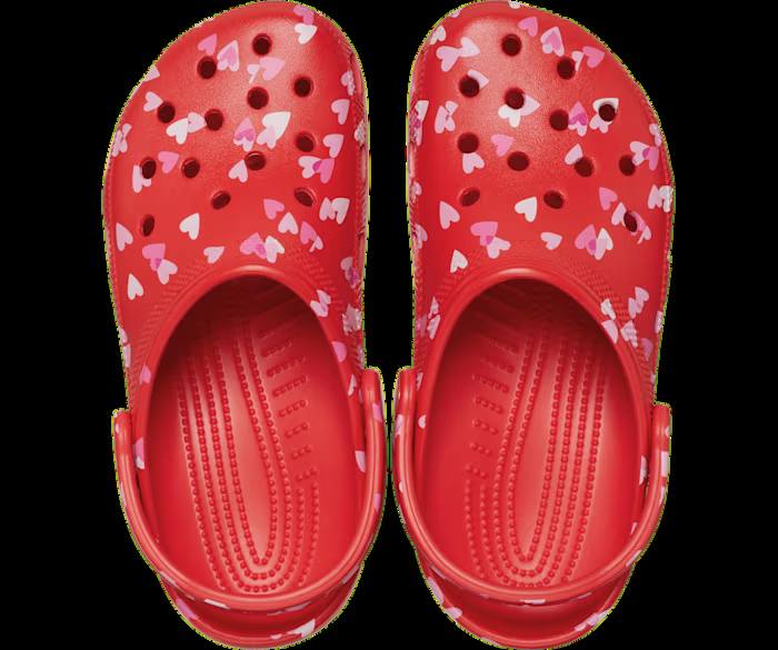 Воу, у Crocs есть целая коллекция ко Дню святого Валентина. Клоги для взрослых — 55 баксов (5500 рублей), клоги для детей — 45 баксов (4500 рублей) | Сетка — социальная сеть от hh.ru