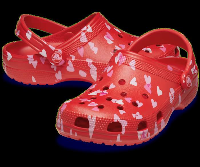 Воу, у Crocs есть целая коллекция ко Дню святого Валентина. Клоги для взрослых — 55 баксов (5500 рублей), клоги для детей — 45 баксов (4500 рублей) | Сетка — социальная сеть от hh.ru