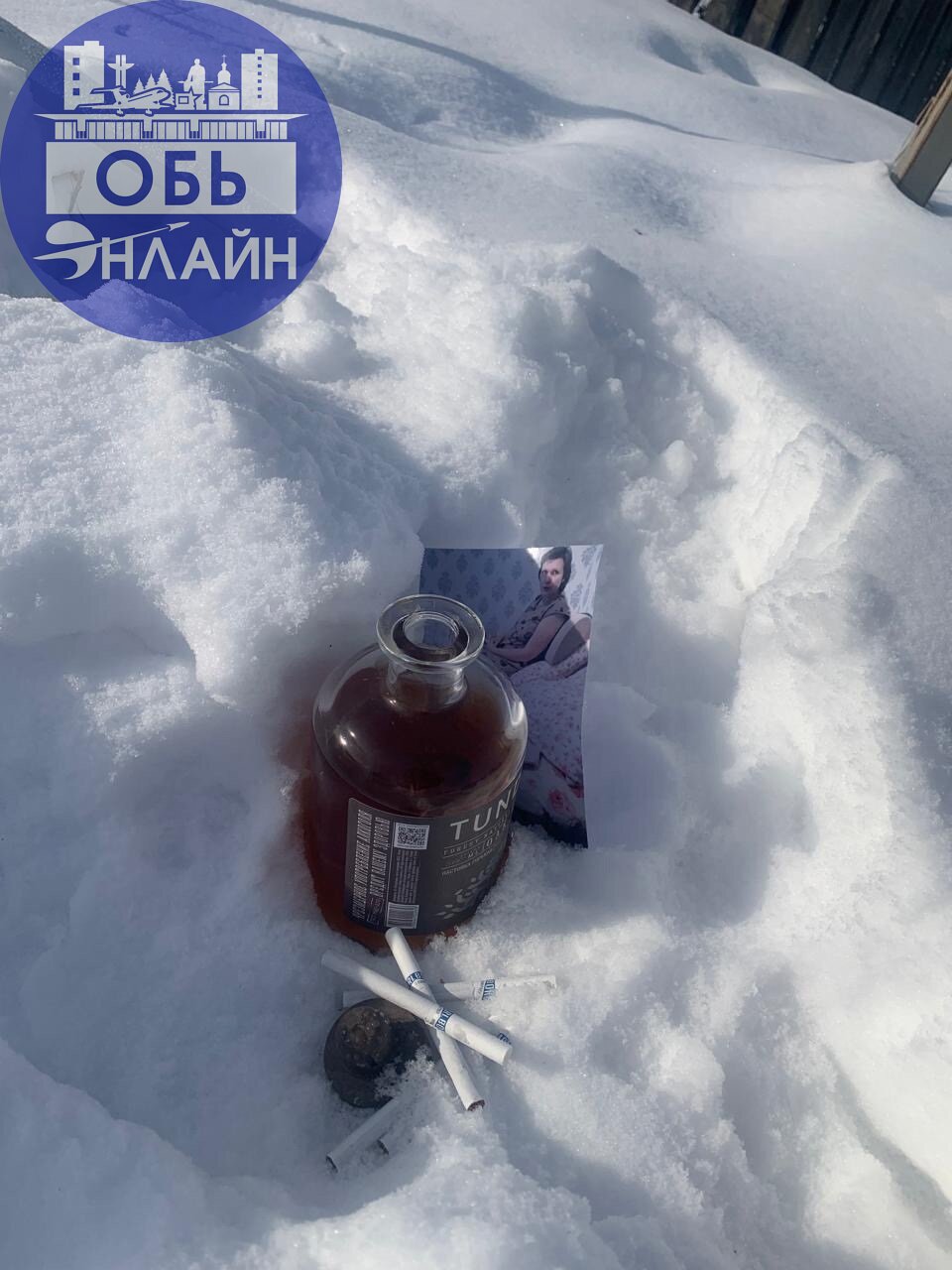 ↗ На перекрестке ул. Советская обнаружила сегодня такую картину. Помимо фотографии там лежат сигареты и алкоголь, а это свободный доступ для детей | Сетка — социальная сеть от hh.ru