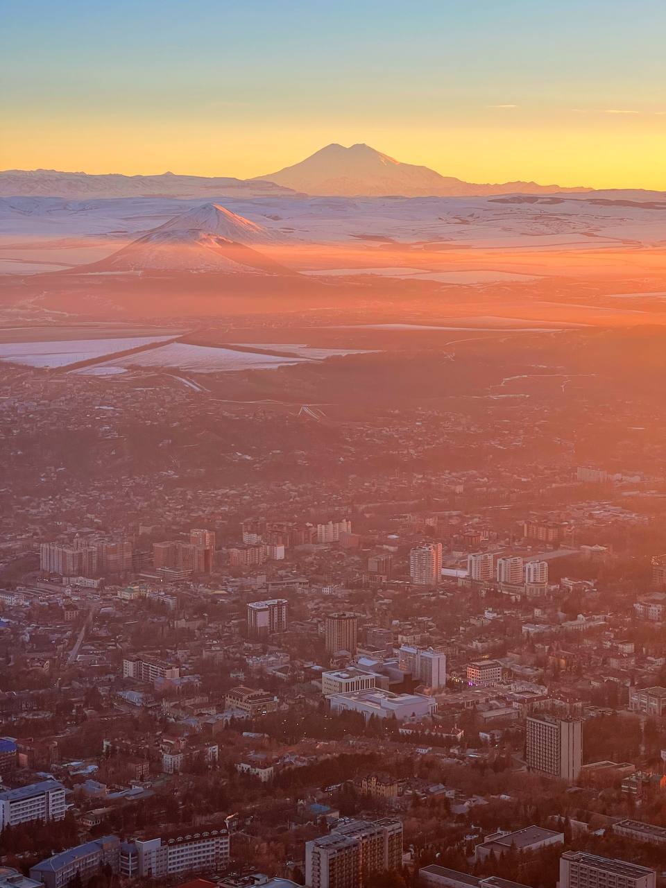 Вершина горы Машук с видом на красавец Пятигорск
📸Фотограф Артём Мелетов@stavropolyevibe | Сетка — социальная сеть от hh.ru