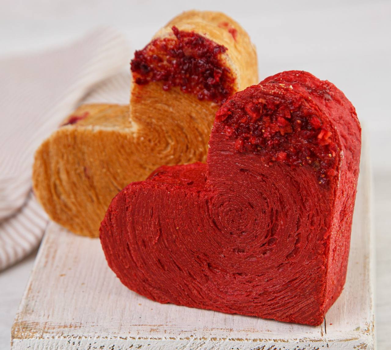 Круассаны-сердечки завезли в Ozon Fresh. Всего 2 вкуса — клубника и вишня по 299 рублс. Еще одна крутая съедобная валентинка ❤️
🍕 ЗЛП | Сетка — социальная сеть от hh.ru