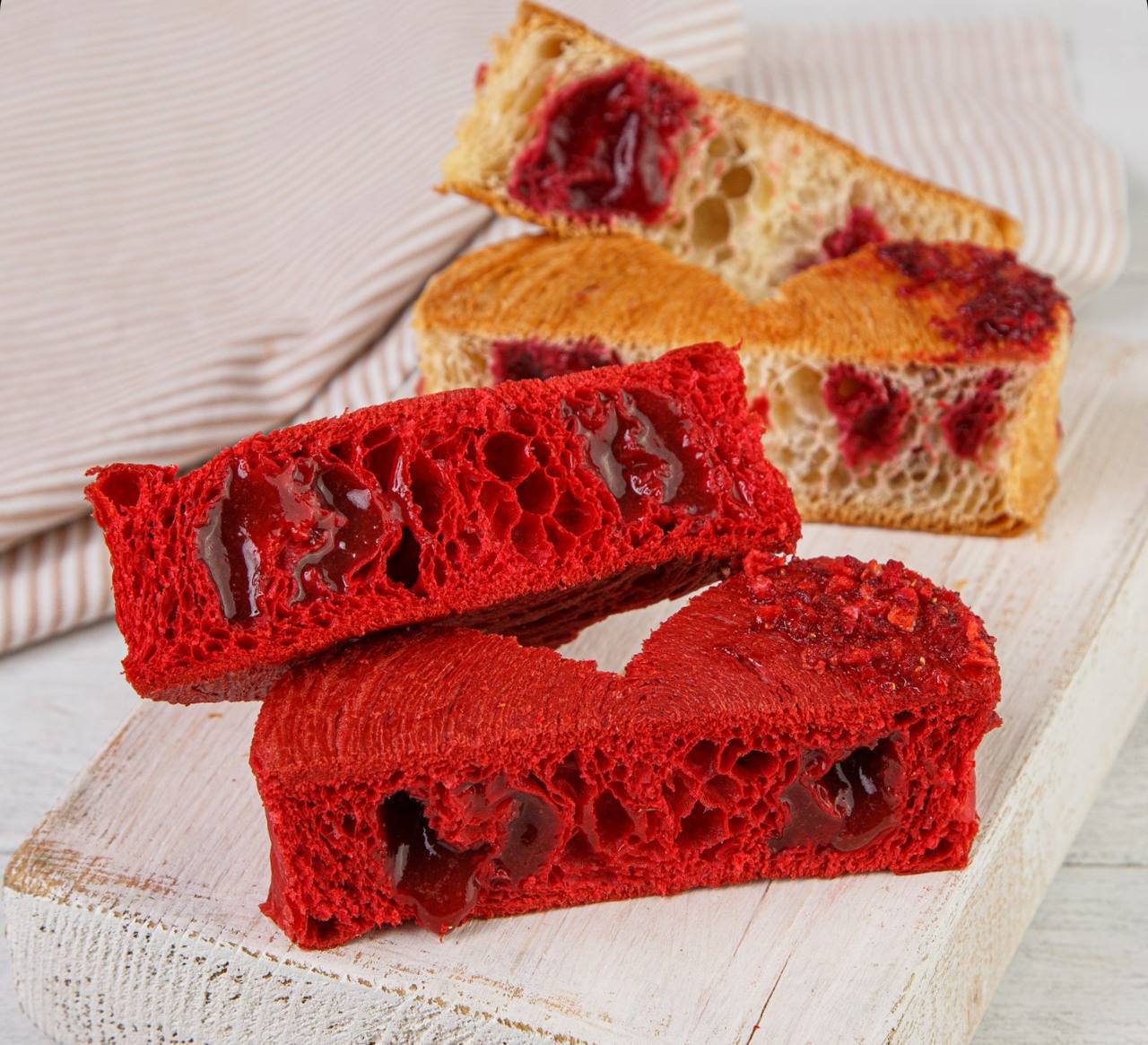 Круассаны-сердечки завезли в Ozon Fresh. Всего 2 вкуса — клубника и вишня по 299 рублс. Еще одна крутая съедобная валентинка ❤️
🍕 ЗЛП | Сетка — социальная сеть от hh.ru