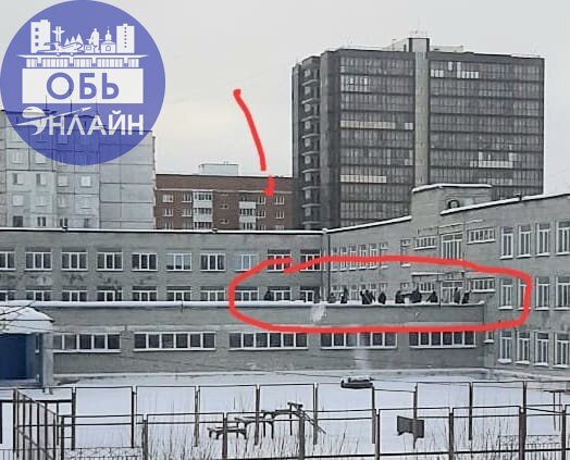 ↗ Школа 60. Школьники на крыше чистят от снега.
Люди проходящие фотографируют.
Думаем, этот инцидент пахнет не административным нарушением, а уголовным.
vk.com
Подробнее на https://vk.com/ob | Сетка — социальная сеть от hh.ru