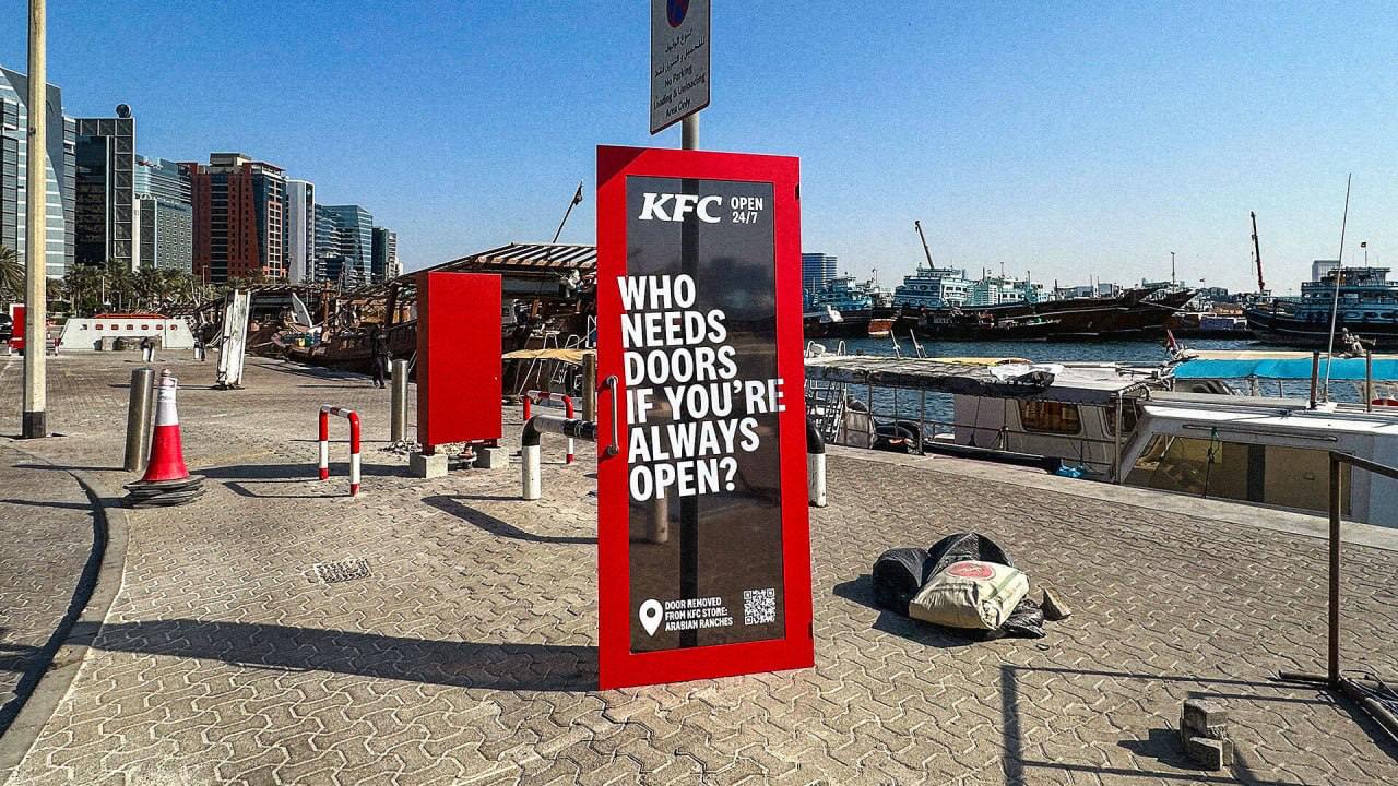 KFC в Дубае классно подсветил свой переход на круглосуточный режим работы. Они сняли двери со своих ресторанов и превратили их в рекламные щиты | Сетка — социальная сеть от hh.ru
