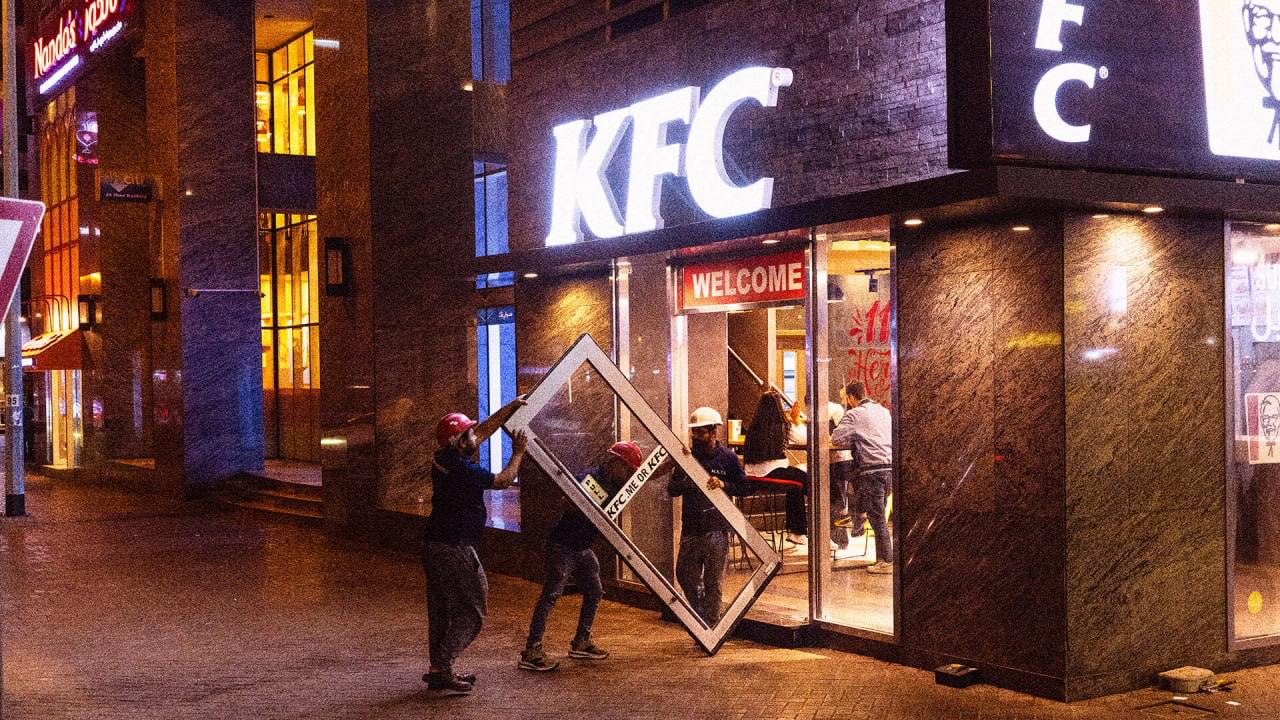 KFC в Дубае классно подсветил свой переход на круглосуточный режим работы. Они сняли двери со своих ресторанов и превратили их в рекламные щиты | Сетка — социальная сеть от hh.ru