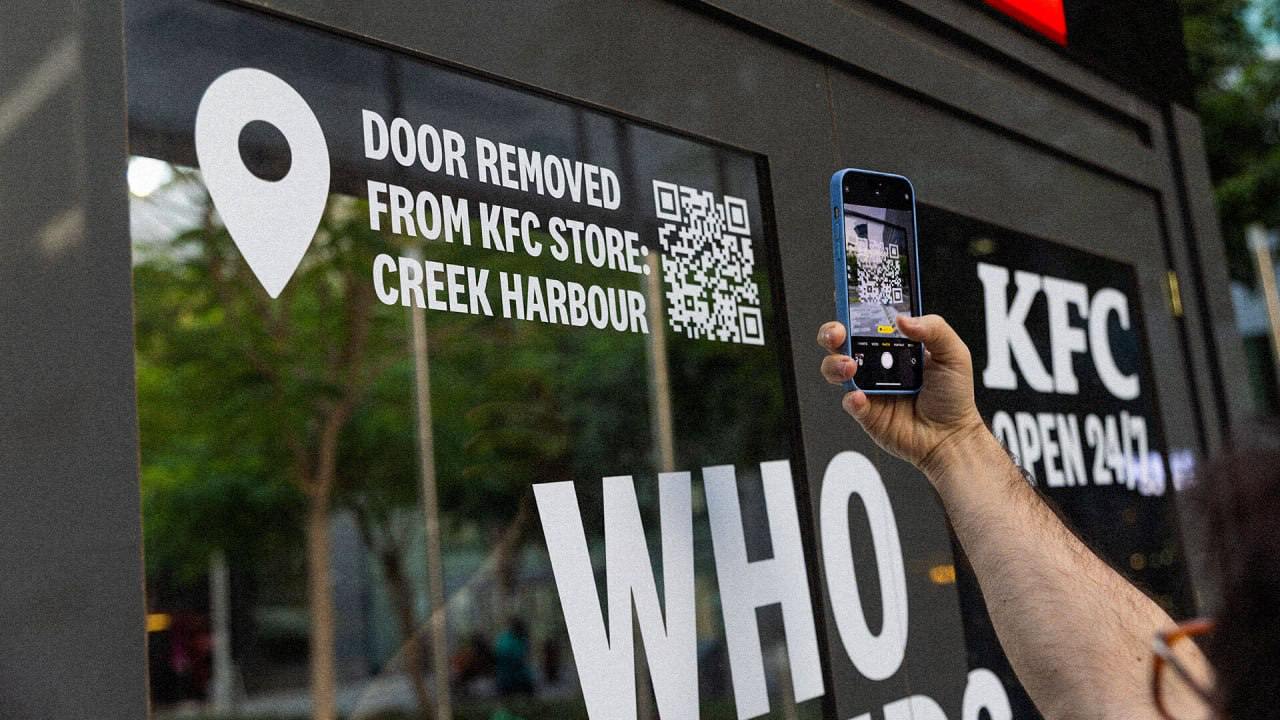 KFC в Дубае классно подсветил свой переход на круглосуточный режим работы. Они сняли двери со своих ресторанов и превратили их в рекламные щиты | Сетка — социальная сеть от hh.ru