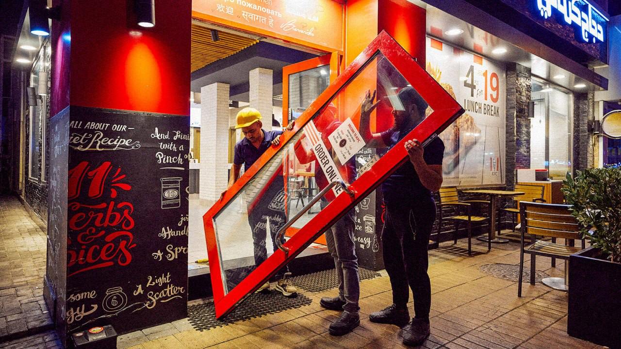 KFC в Дубае классно подсветил свой переход на круглосуточный режим работы. Они сняли двери со своих ресторанов и превратили их в рекламные щиты | Сетка — социальная сеть от hh.ru