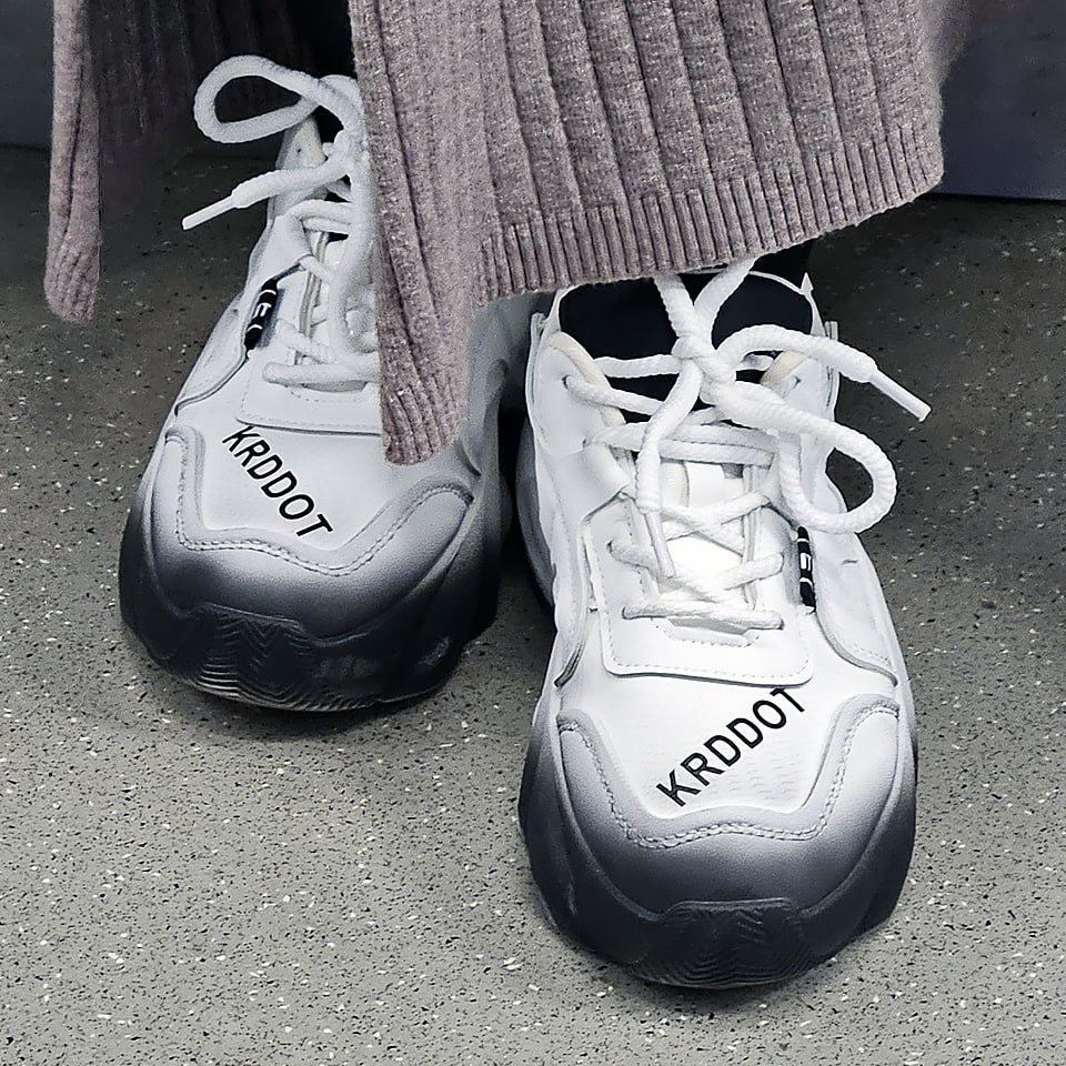 Плавный переход из белого в чёрный — моё настроение в понедельник...
#обувь #февраль #2025г #ногимосковскогометро #NMMetro #метро #москва #кроссы #белый #чёрнобелый #чб #юмор | Сетка — социальная сеть от hh.ru