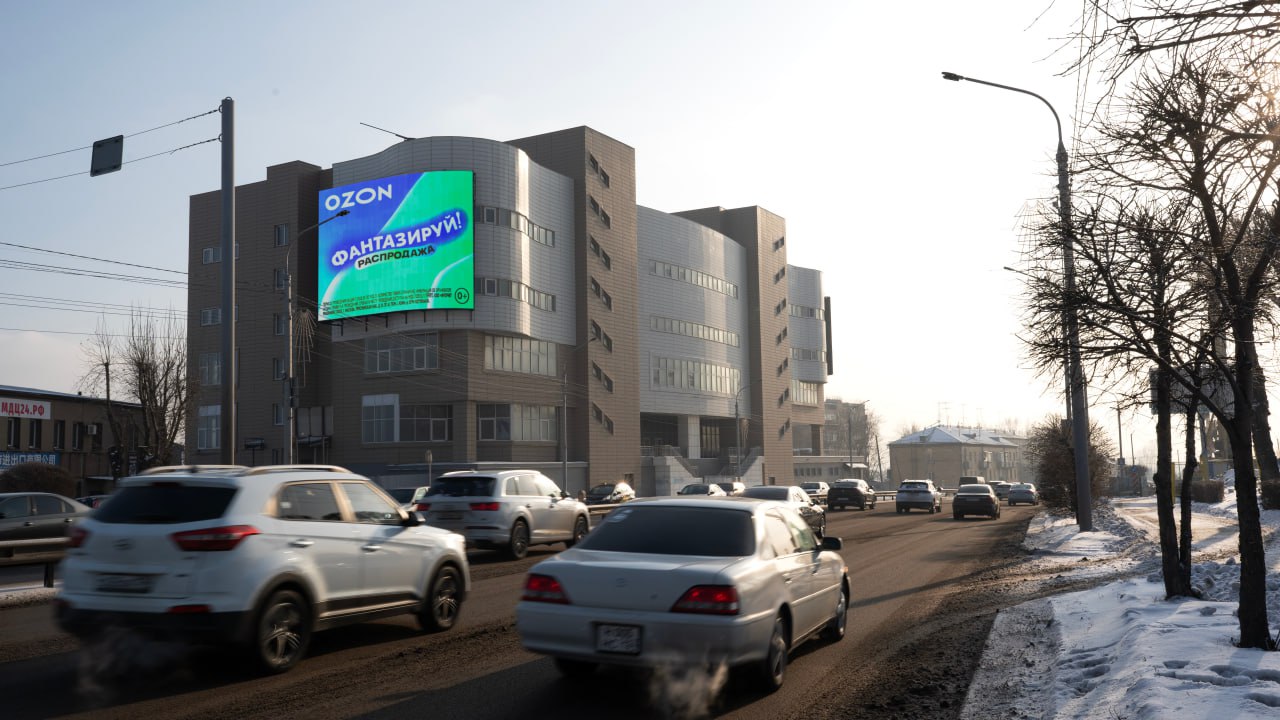 GMG запустили сразу 3 новых медиафасада в Красноярске.
Два видеоэкрана появилось на улице Спандаряна д.18 (стороны А и Б): общая площадь сторон составляет 292 кв.м.
Третий медиафасад площадью 405 кв.м | Сетка — социальная сеть от hh.ru