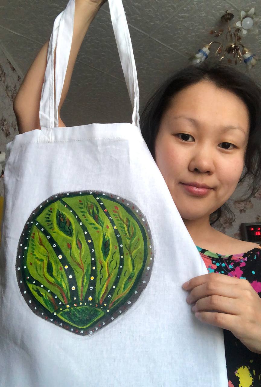 Если кому интересно, что за белая ткань на днях так преобразилась 🎨
Это был белый шоппер. Вот такой он в итоге при дневном освещении.
☺️И я довольная результатом | Сетка — социальная сеть от hh.ru