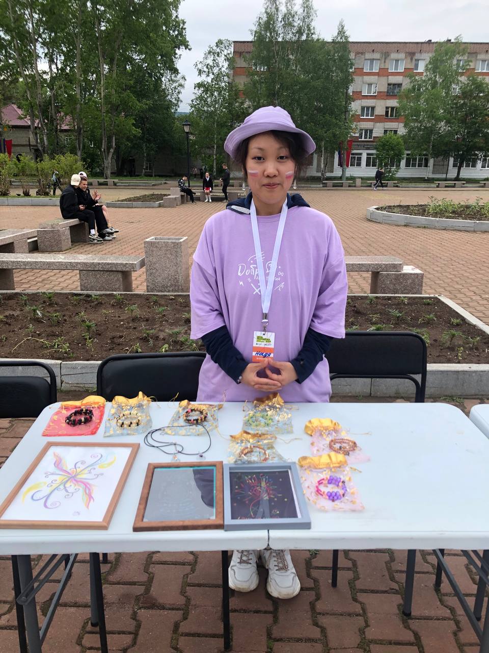 🤔И сегодня поняла, что для выставки у меня толком нет фотографий…
В процессе создания работ я не задумывалась над этим.
Поэтому периодически начну не только свои работы показывать, но и себя | Сетка — социальная сеть от hh.ru