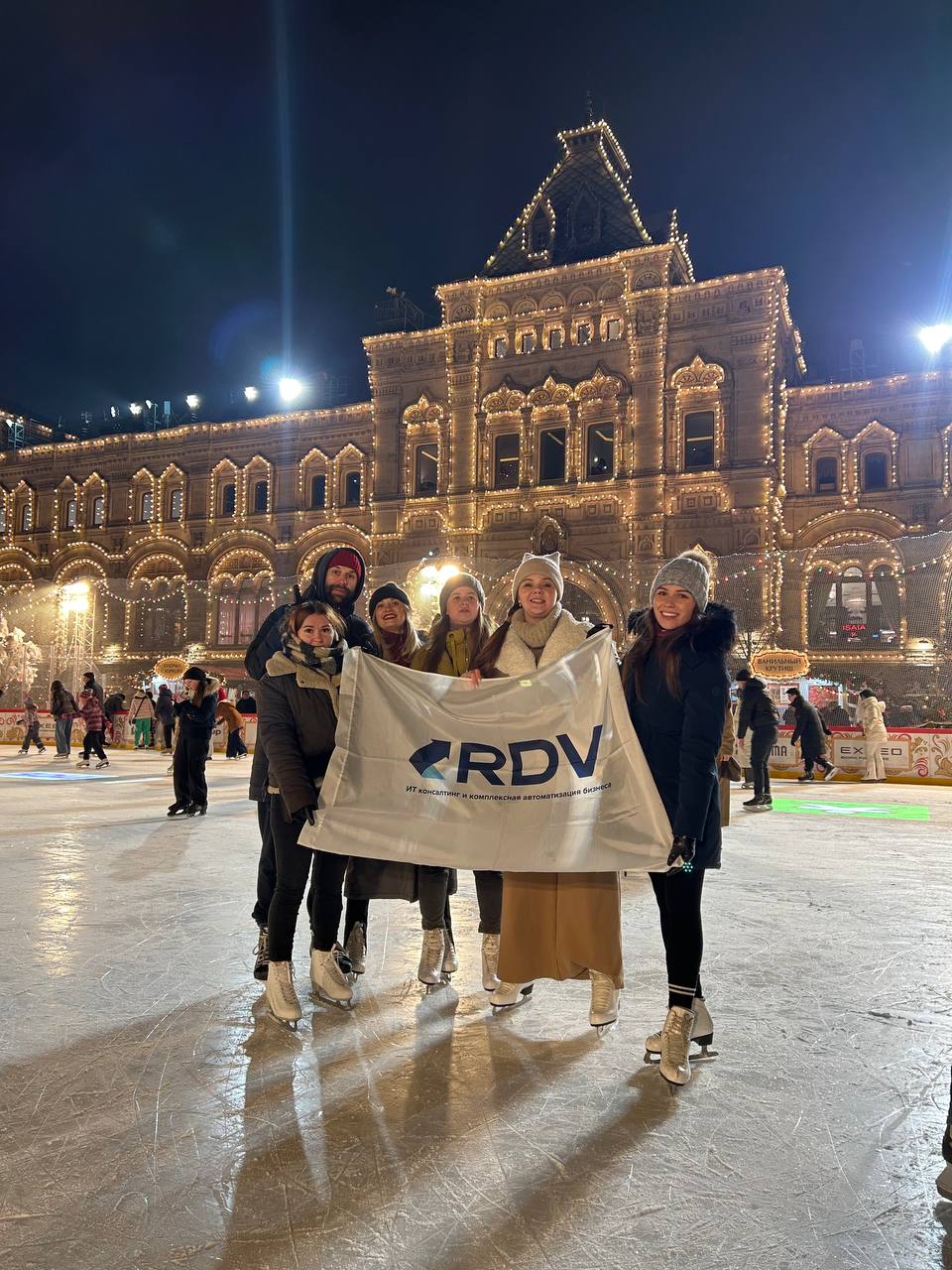 Команда RDV на ГУМ-катке ⛸️
В пятницу наша команда решила сменить офисные стулья на коньки, а рабочие чаты — на неформальное общение на льду! ❄️
Каток стал отличным поводом не только вспомнить, как де... | Сетка — социальная сеть от hh.ru