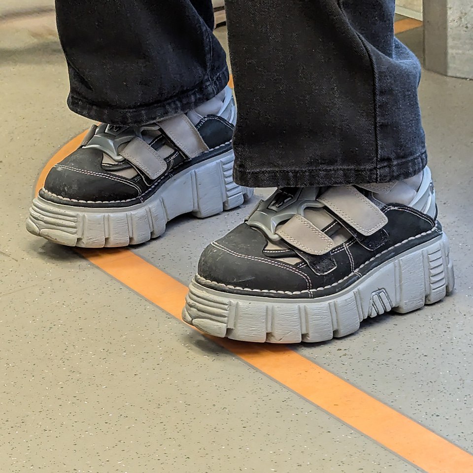 Это NEWROCK M-285-C23
Недавно писал о компании вот тут
Подешевле найдены тут
🪙Цена#1
🪙Цена#2
И о погоде 🌥
Сегодня в Москве облачно с прояснениями
Утром -2 🌥
Днём -1 🌥
Вечером -1 🌥
#обувь #январь #2025... | Сетка — социальная сеть от hh.ru