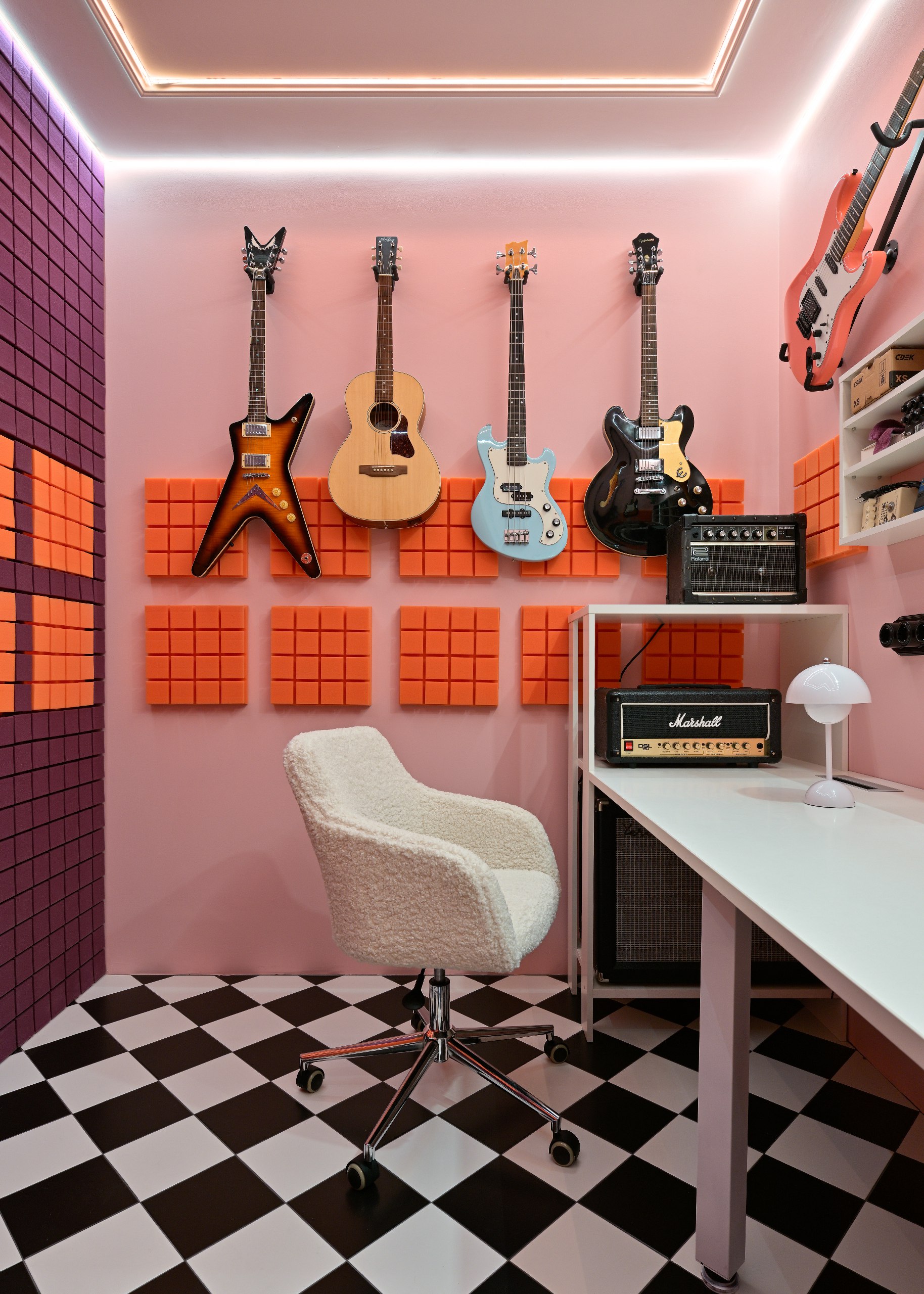 Дизайнер Серафима Гавриленко полностью изменила планировку и стиль стандартной однокомнатной квартиры ради двух особенных пожеланий заказчиков — творческая пара хотела яркие акценты в интерьере и дома... | Сетка — социальная сеть от hh.ru