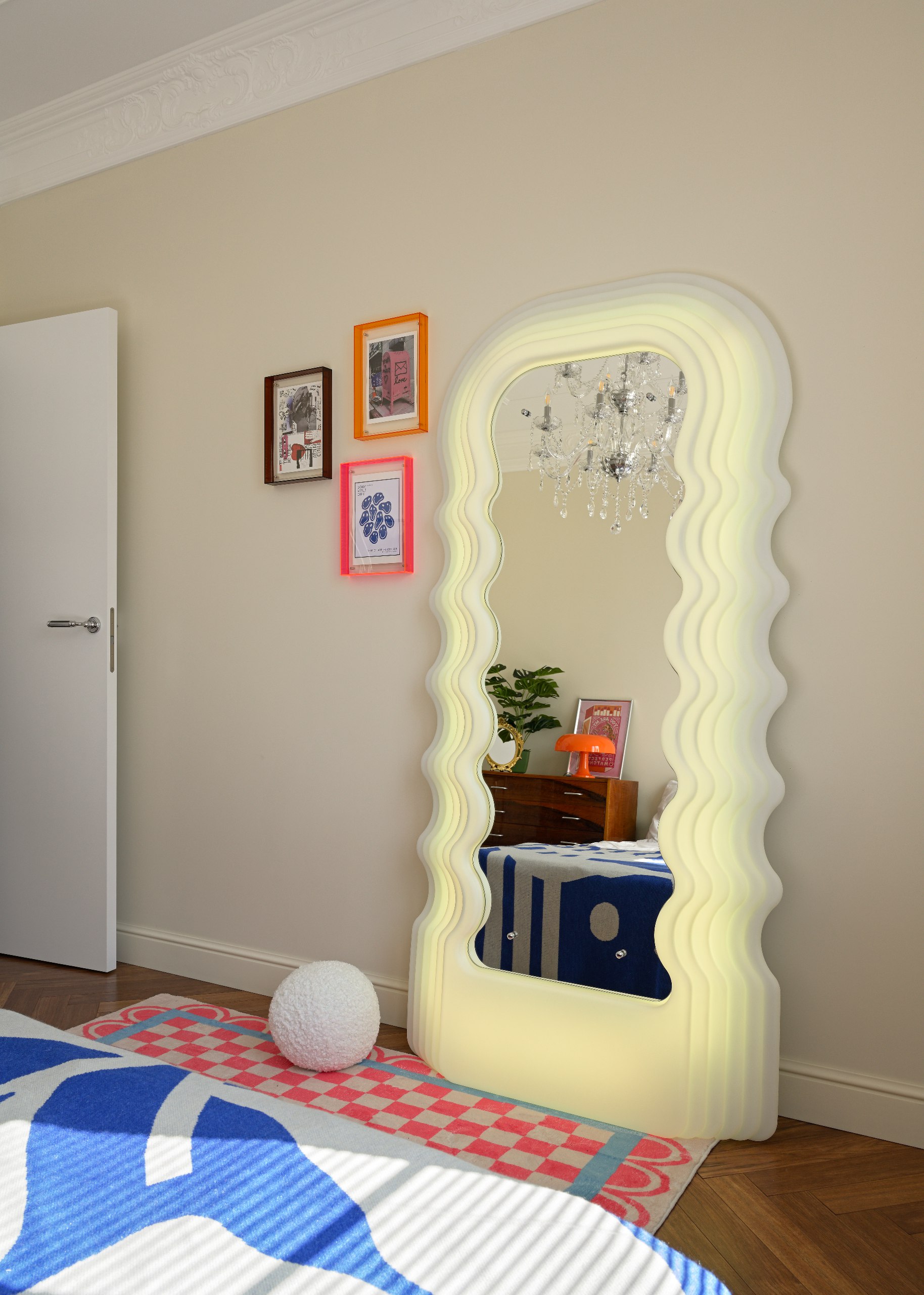 Дизайнер Серафима Гавриленко полностью изменила планировку и стиль стандартной однокомнатной квартиры ради двух особенных пожеланий заказчиков — творческая пара хотела яркие акценты в интерьере и дома... | Сетка — социальная сеть от hh.ru