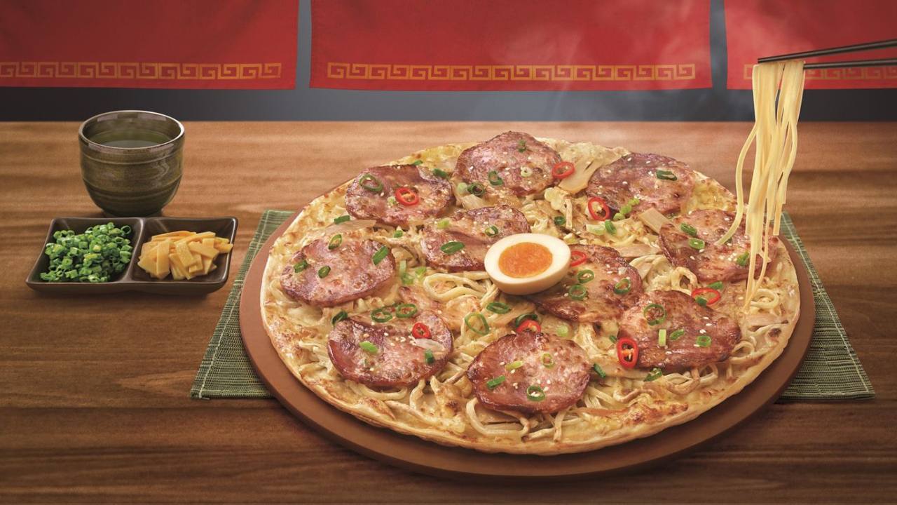 Pizza Hut создал первую в мире пиццу-рамен. Они буквально добавили в пиццу доширак лапшу.
Додо, ждём в ответ пиццу-борщ! 🍕
🍕 ЗЛП | Сетка — социальная сеть от hh.ru