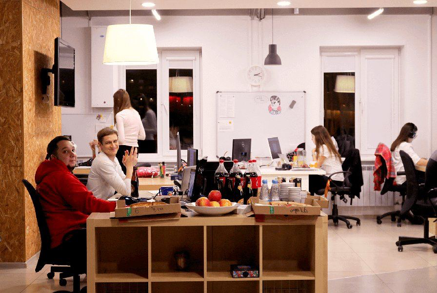 Привет, #друллеги
Как-то исторически сложилось, что прям друзей-друзей я на работе не заводил. Была работа, где трудились с друзьями, а в обратную сторону это не работает | Сетка — социальная сеть от hh.ru