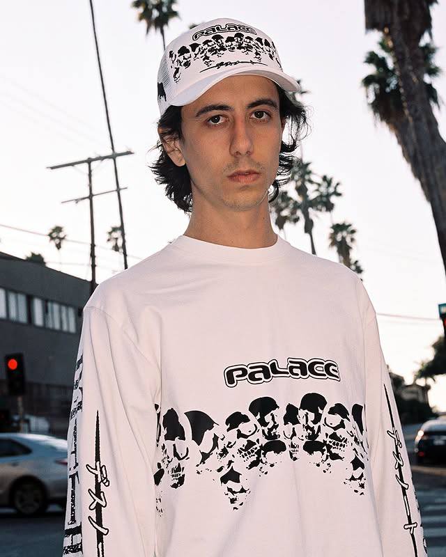 Ого, Palace заколлабился с Death Note и выпустил целую капсулу шмота по легендарному аниме. В коллекции есть: тишки с главными героями, худи, лонгсливы, куртки и даже сумка. Дроп 14-15 февраля | Сетка — социальная сеть от hh.ru