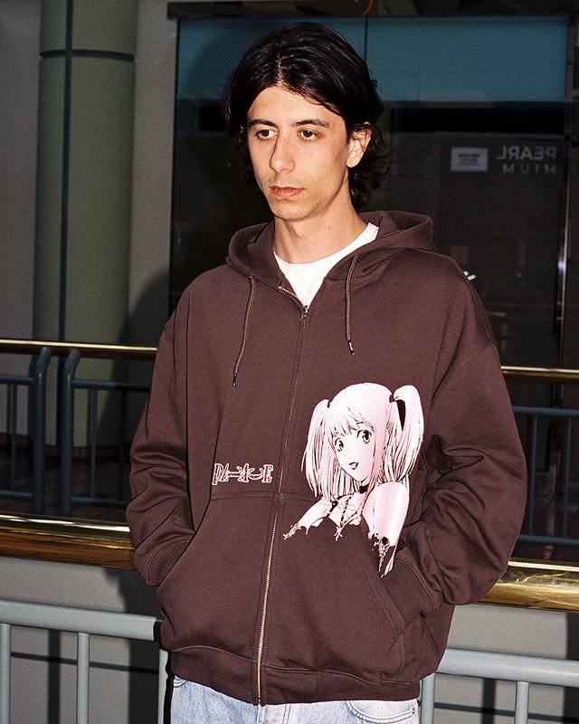 Ого, Palace заколлабился с Death Note и выпустил целую капсулу шмота по легендарному аниме. В коллекции есть: тишки с главными героями, худи, лонгсливы, куртки и даже сумка. Дроп 14-15 февраля | Сетка — социальная сеть от hh.ru