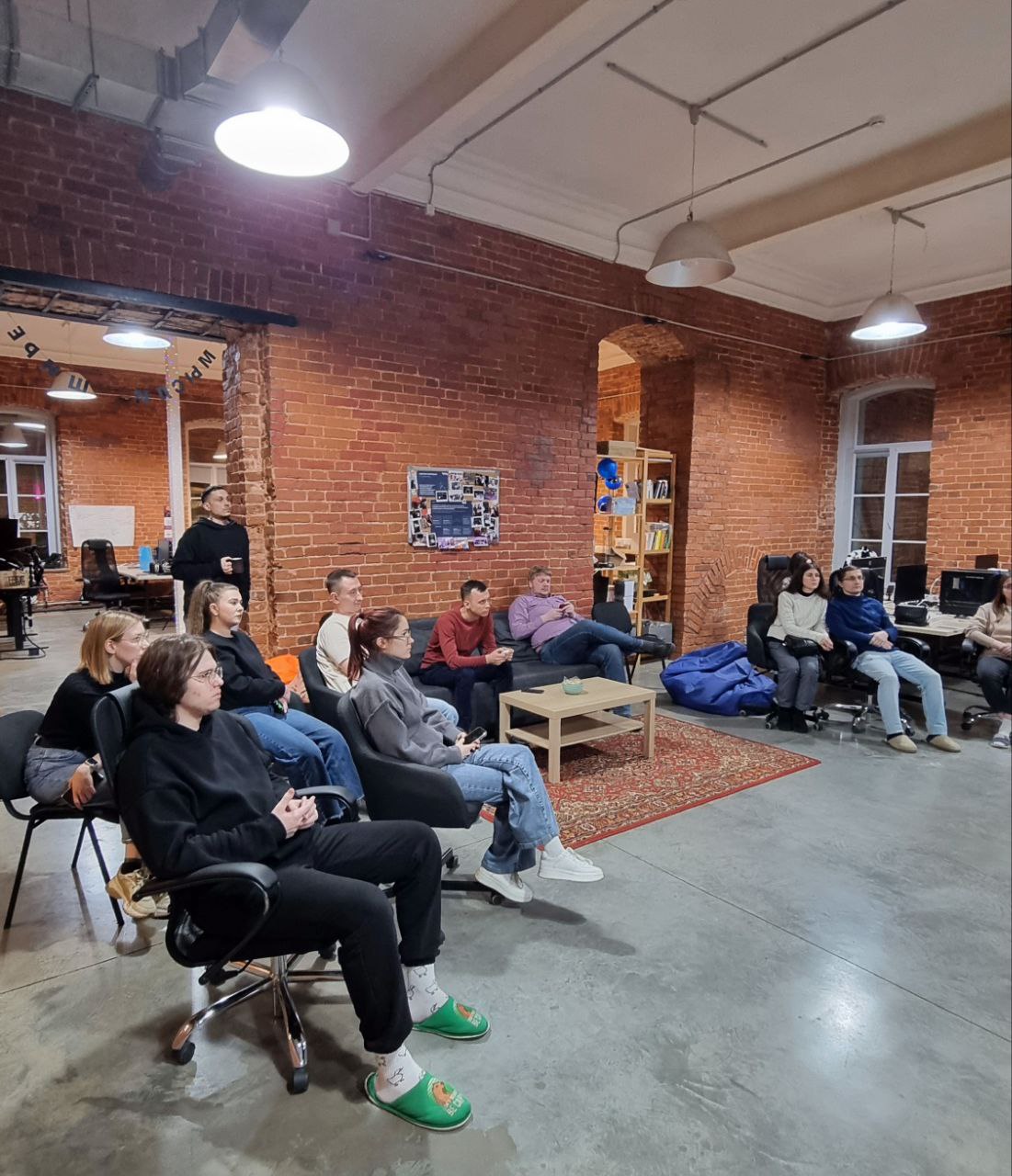 Наши HR-феи организуют для сотрудников полезные общеразвивающие мероприятия. Сегодня митап об инструментах сохранения сбережений в текущей экономической ситуации. | Сетка — социальная сеть от hh.ru