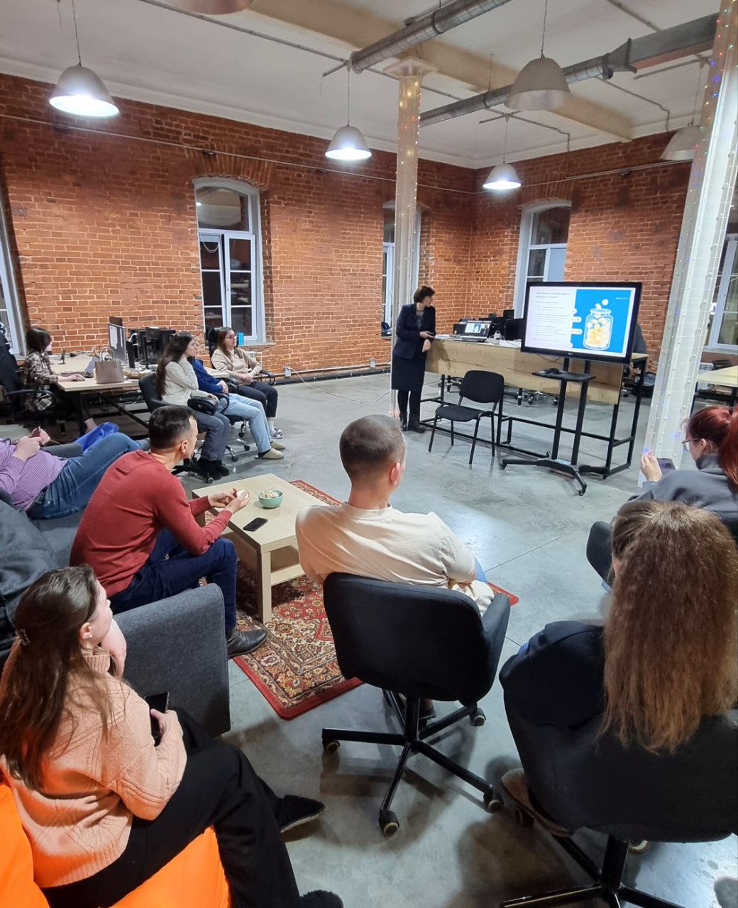 Наши HR-феи организуют для сотрудников полезные общеразвивающие мероприятия. Сегодня митап об инструментах сохранения сбережений в текущей экономической ситуации. | Сетка — социальная сеть от hh.ru