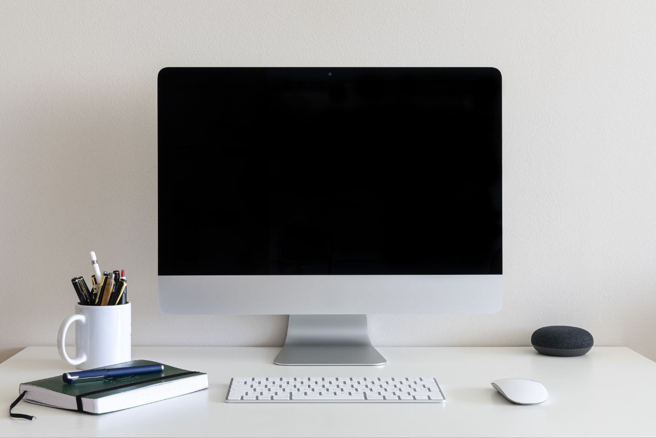 #Вопросы #IT
Что нужна для работы в ИТ?
1. 💻 Ноутбук или стационарный компьютер или моноблок - могут потребоваться свои, чаще всего выдает компания.
2 | Сетка — социальная сеть от hh.ru