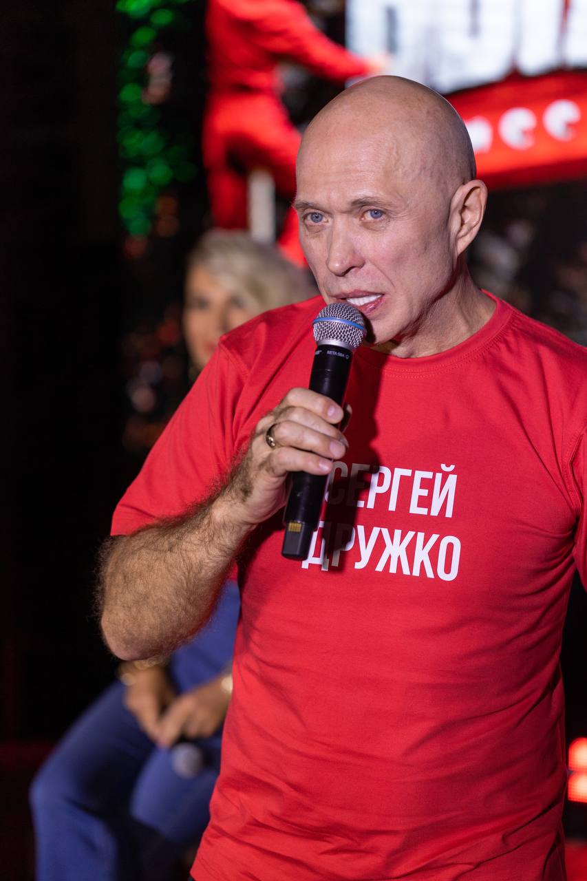 Поймал те самые (мемные?) взгляды Дружко. Спасибо за программы на ТНТ в моё школьное время, Сергей Евгеньевич🙂 | Сетка — социальная сеть от hh.ru