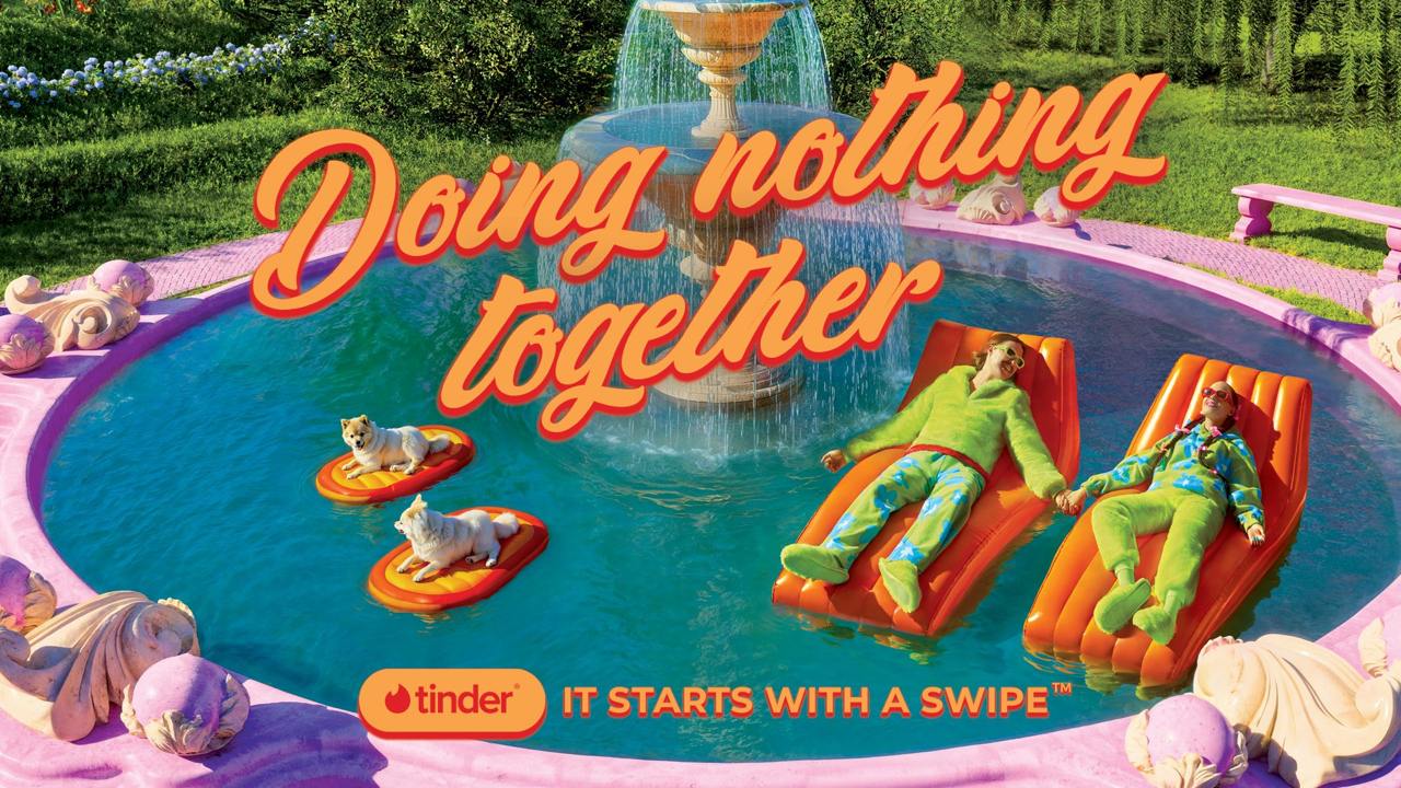 Продаем любовь: купи один раз, пользуйся всю жизнь 🤩
💞 Tinder в 2023 году запомнился двумя событиями: ушел из России и запустил яркую рекламную кампанию «It starts with a swipe» // «Всё начинается со ... | Сетка — социальная сеть от hh.ru