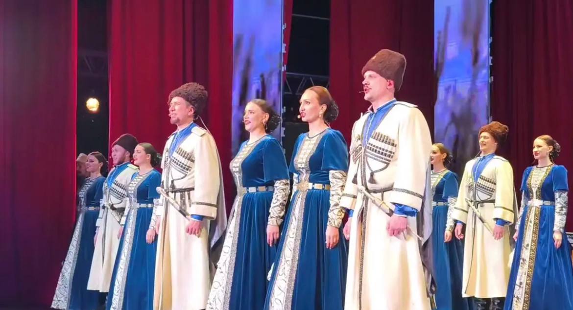 Члены семей погибших бойцов СВО посетили концерт казачьего ансамбля «Ставрополье»
Программу «Пока мы живы, Россия жива», посвященную 80-летию Победы, коллектив представил в краевом драмтеатре | Сетка — социальная сеть от hh.ru