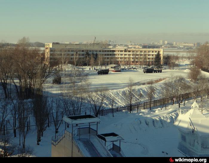 В центре Омска застыла гостиница «Восход» — символ 1980-х, превратившийся в руины. Построенная как воплощение прогресса (9 этажей, панорамный ресторан), она пришла в упадок после распада СССР | Сетка — социальная сеть от hh.ru