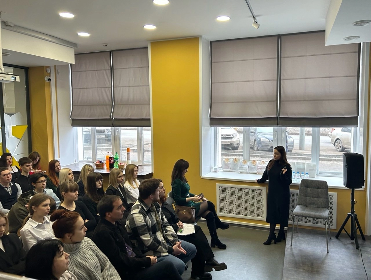 Вчера в уютной атмосфере в Библиотечно-информационного комплекса прошла встреча контрастов «#ЧёрноеБелое». Это был настоящий диалог специалистов и ребят, стоящих на пороге выбора профессии | Сетка — социальная сеть от hh.ru