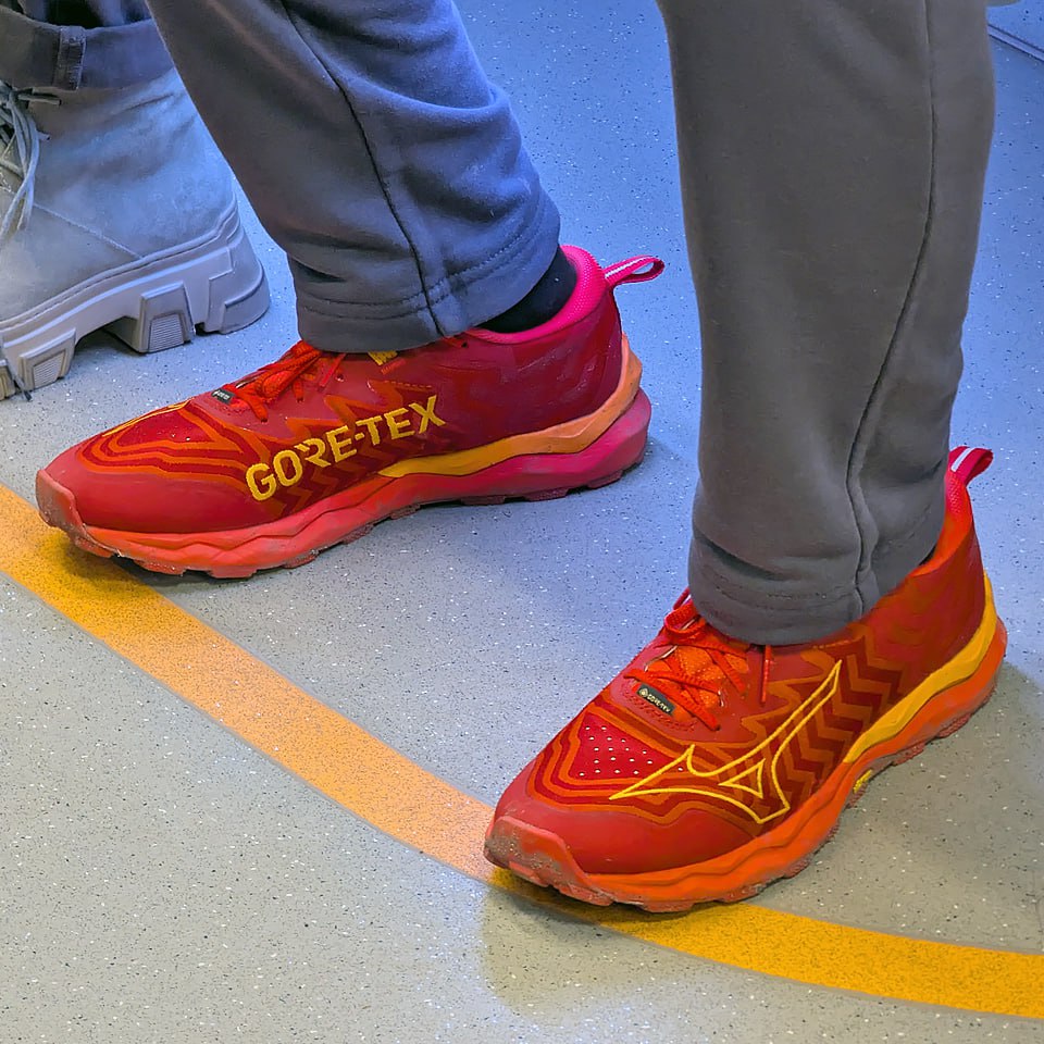 Разбавим-ка серость! 🔥
И это — Mizuno WAVE DAICHI 8
Кроссовки от японского 🇯🇵 бренда Mizuno для покорителей бездорожья, сочетающие технологичность и надёжность | Сетка — социальная сеть от hh.ru