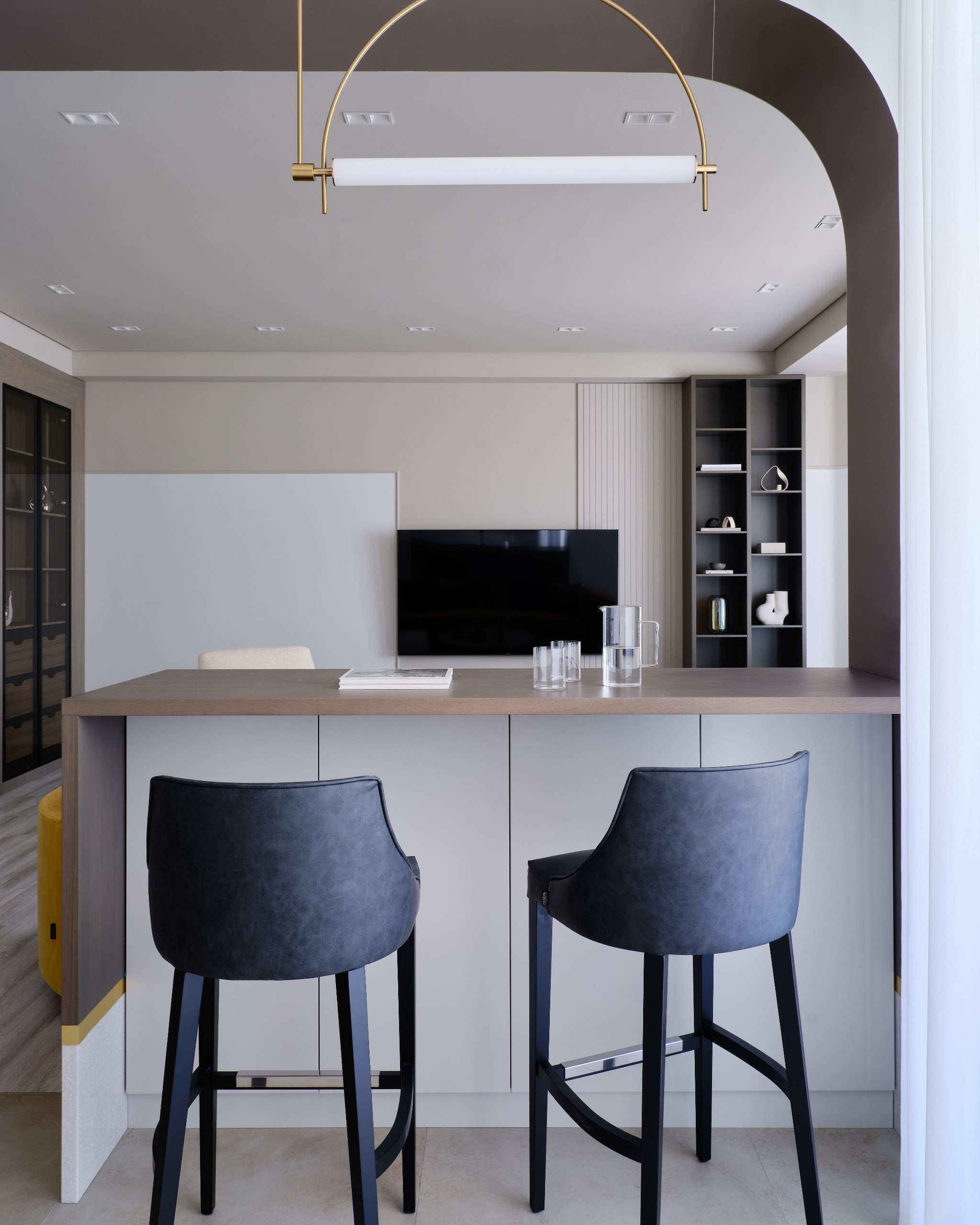 Заказчики, курсирующие между Актау и Алматы, задумали объединить две смежные квартиры и обратились к дизайнерам Екатерине Абакуловой и Анастасии Казаковой уже после покупки напольного покрытия | Сетка — социальная сеть от hh.ru