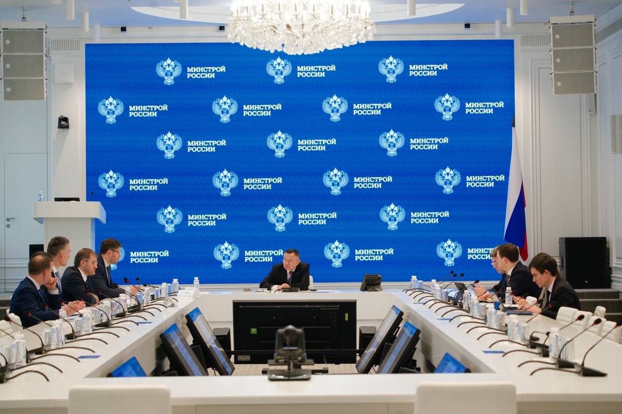 Министр строительства и ЖКХ РФ Ирек Файзуллин и Министр экономического развития Российской Федерации Максим Решетников провели совместное совещание
Обсудили вопросы реализации мероприятий и достижения... | Сетка — социальная сеть от hh.ru
