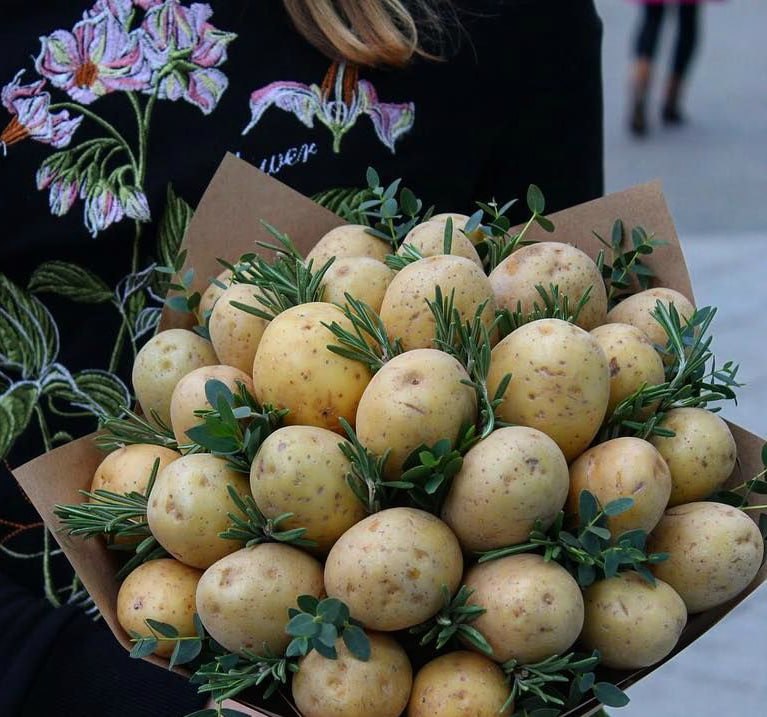 💐 Новый тренд на необычнее букеты ко Дню влюблённых набирает обороты
Россияне начали покупать необычные композиции из чего угодно, но не цветов. В расход пошли обычные овощи, выпечка, игрушки и тд | Сетка — социальная сеть от hh.ru
