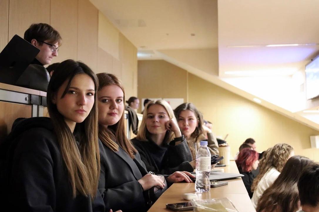 💡Гениальные идеи рождаются в хаосе!
Как придумать крутую идею для стартапа или своего проекта? Вчера на мастер-классе "Методы и правила креативного штурма" наши участники погрузились в мир нестандартн... | Сетка — социальная сеть от hh.ru