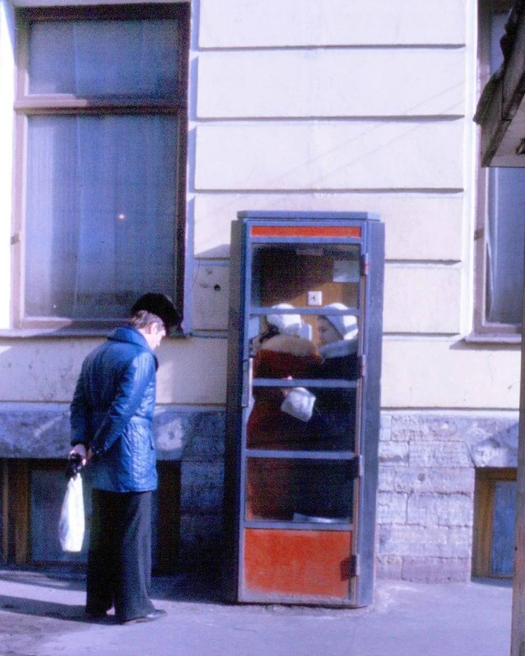 Когда я был маленьким мир реально был другим. Я помню телефонные будки на улицах, в которые нужно было кинуть копейки, чтобы с них позвонить | Сетка — социальная сеть от hh.ru