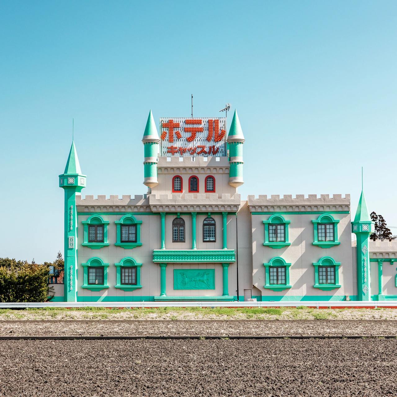 Love Hotel: отели любви в объективе Франсуа Проста
Серия французского фотографа была сделана в 2023 году во время его путешествия из Токио до острова Сикоку | Сетка — социальная сеть от hh.ru