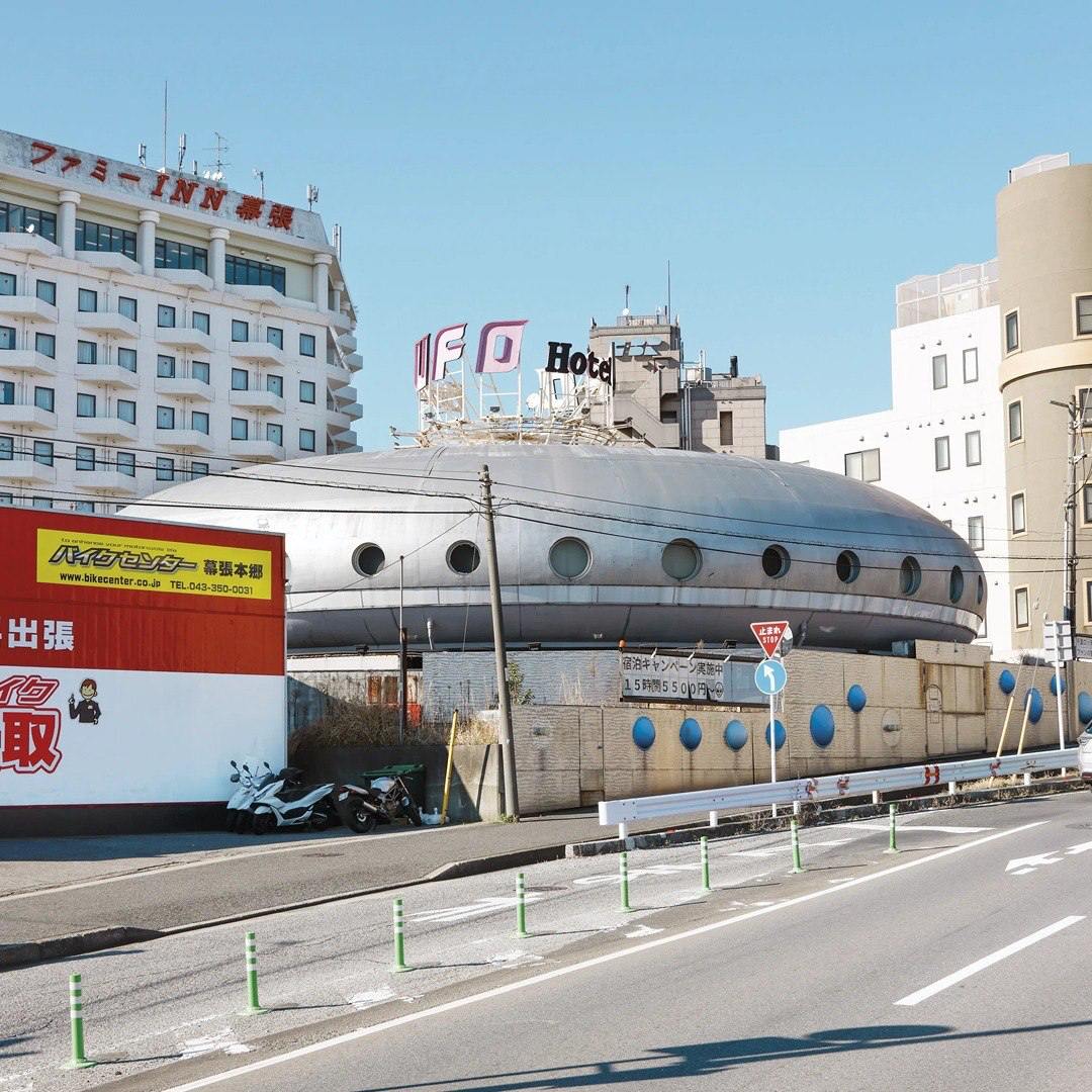 Love Hotel: отели любви в объективе Франсуа Проста
Серия французского фотографа была сделана в 2023 году во время его путешествия из Токио до острова Сикоку | Сетка — социальная сеть от hh.ru