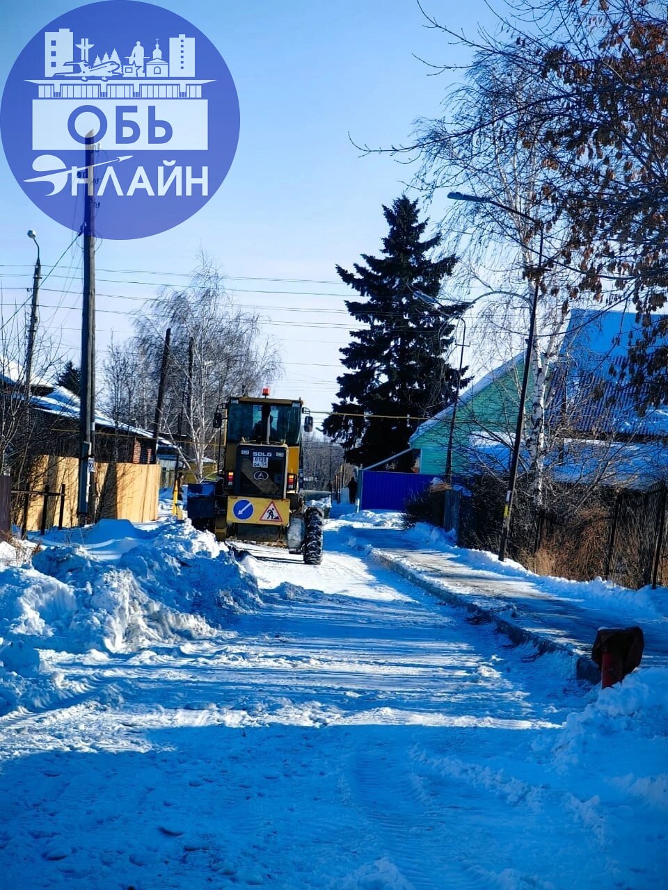↗ Переулок Канавный чистит от снега грейдер. Странно что сами жители не могут его почистить своими силами. Вот на крышу школы ученики не поленились, залезли и почистили - настоящие мужики.
vk | Сетка — социальная сеть от hh.ru
