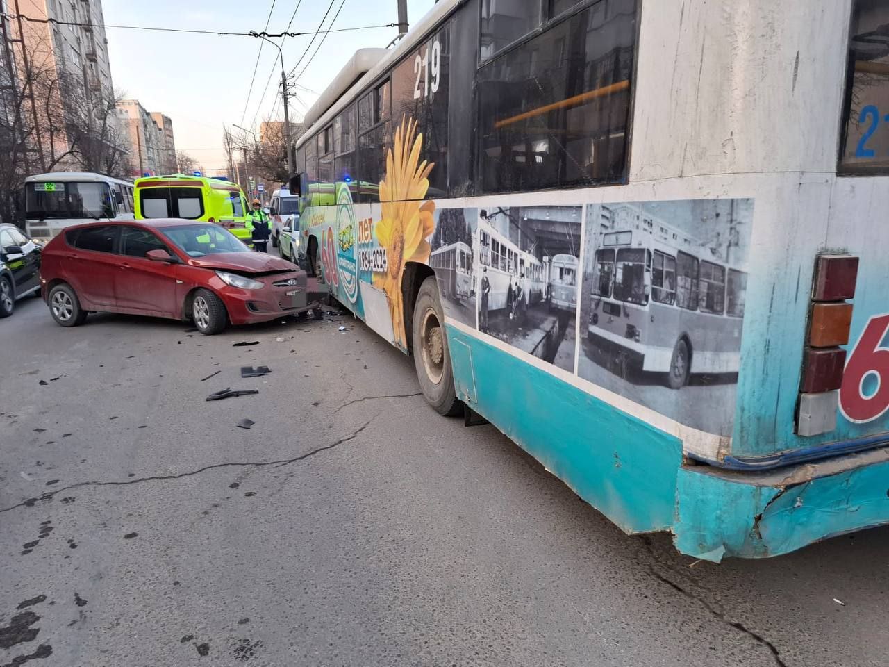 70-летняя пассажирка троллейбуса пострадала в ДТП на улице Льва Толстого в Ставрополе
Как сообщили в краевой ГАИ, 36-летняя автоледи за рулем «Хендай Солярис» врезалась в троллейбус | Сетка — социальная сеть от hh.ru