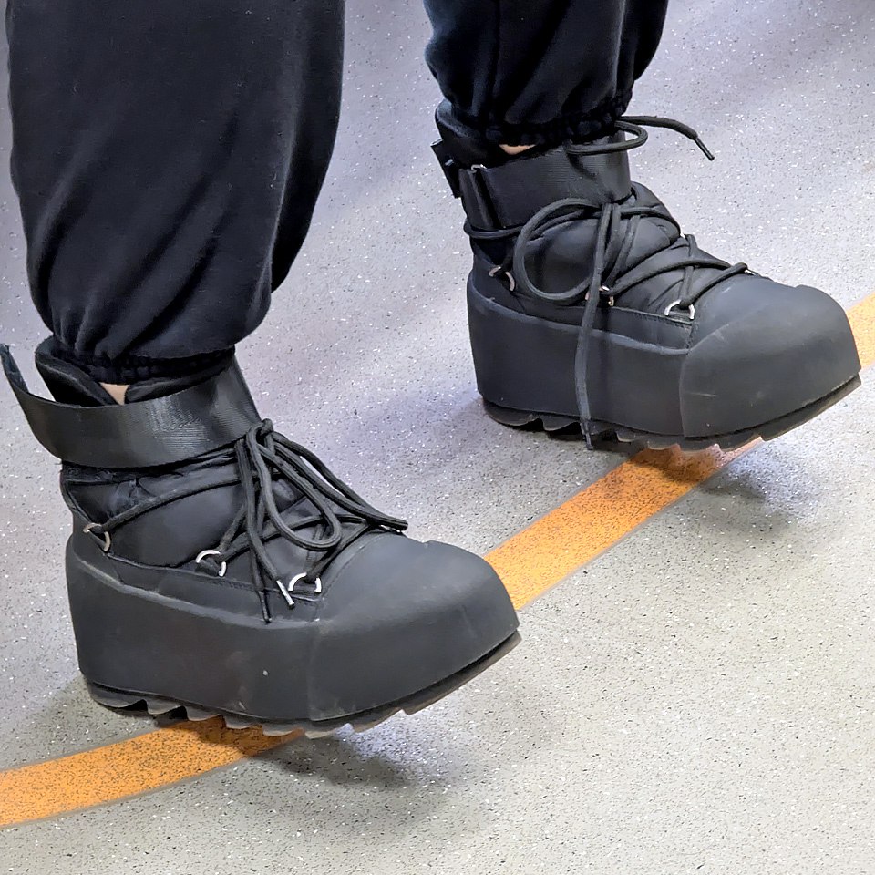 👀У чёрных калошек... фобия жёлтых полосок?
Кстати, мне реально бывает сложно отнести обувь к какой либо категории. Вот и тут... Шнуровка похожа на луноходы #moonboots Подошва — калоши.. | Сетка — социальная сеть от hh.ru