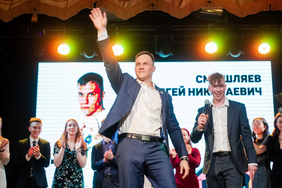 ПЕРВЫЙ ПОСТ ДЛЯ СОЦСЕТИ «СЕТКА»
🔥 Кто я и почему вам стоит на меня подписаться? 🔥
Привет, друзья! Меня зовут Сергей Смышляев, и я — тот, кто соединяет спорт, психологию и искусство | Сетка — социальная сеть от hh.ru