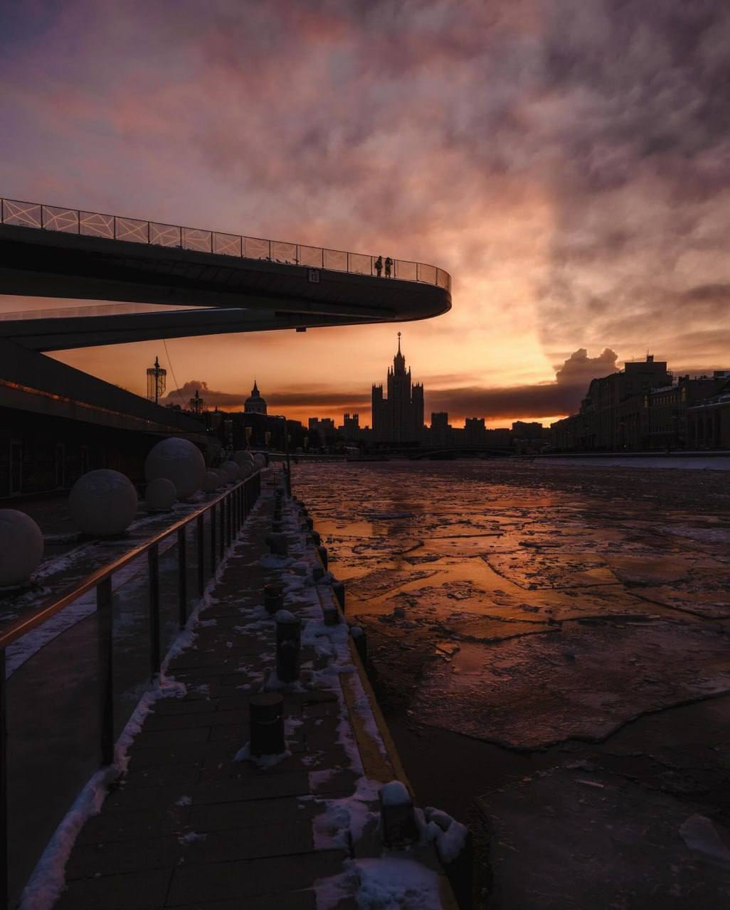 Парящий мост в Зарядье засняли на закате🌇
📲Подпишитесь на Вдвижении | Сетка — социальная сеть от hh.ru