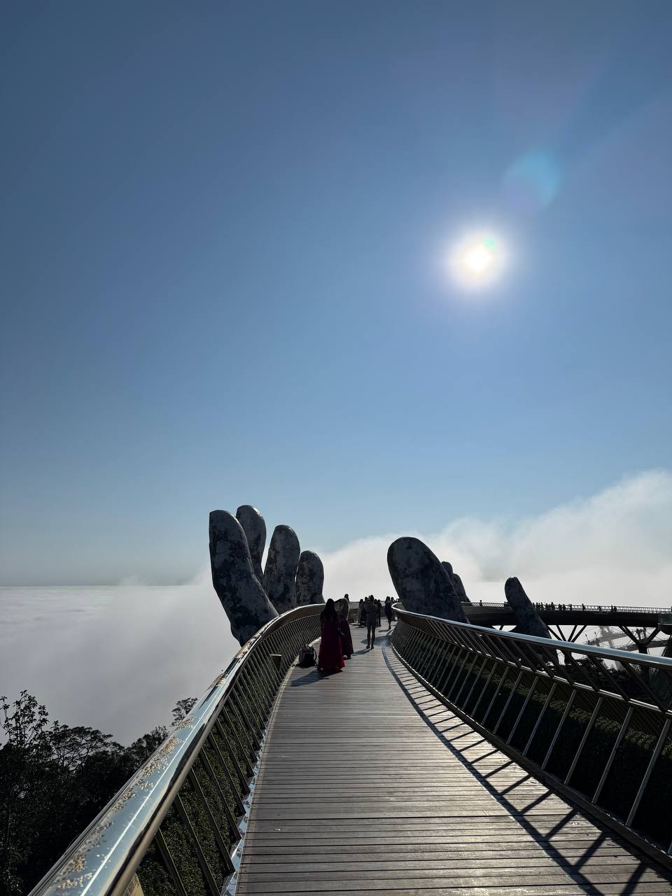 Провел всю субботу в красивущем парке Ba Na Hills возле Дананга.
Поднимаешься на канатке на 1,5-километровую гору — а там целый сказочный город | Сетка — социальная сеть от hh.ru