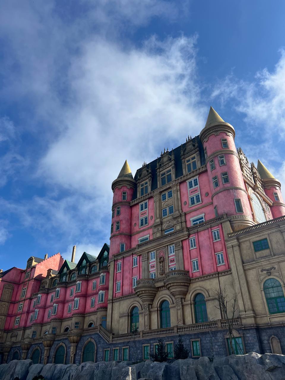 Провел всю субботу в красивущем парке Ba Na Hills возле Дананга.
Поднимаешься на канатке на 1,5-километровую гору — а там целый сказочный город | Сетка — социальная сеть от hh.ru