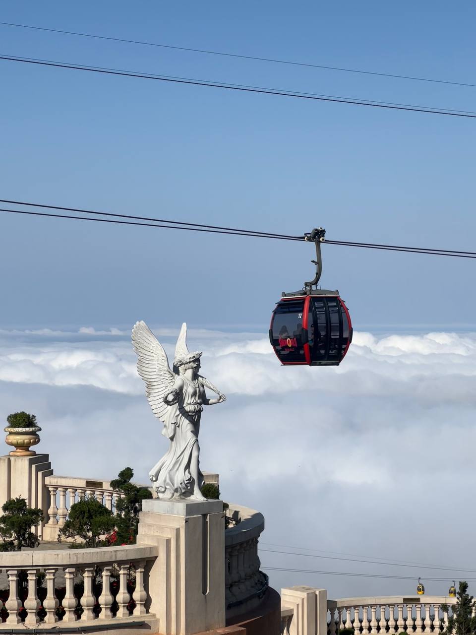 Провел всю субботу в красивущем парке Ba Na Hills возле Дананга.
Поднимаешься на канатке на 1,5-километровую гору — а там целый сказочный город | Сетка — социальная сеть от hh.ru