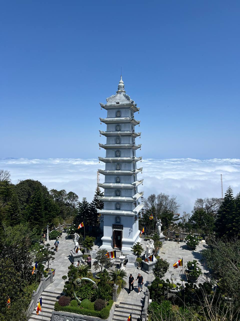 Провел всю субботу в красивущем парке Ba Na Hills возле Дананга.
Поднимаешься на канатке на 1,5-километровую гору — а там целый сказочный город | Сетка — социальная сеть от hh.ru