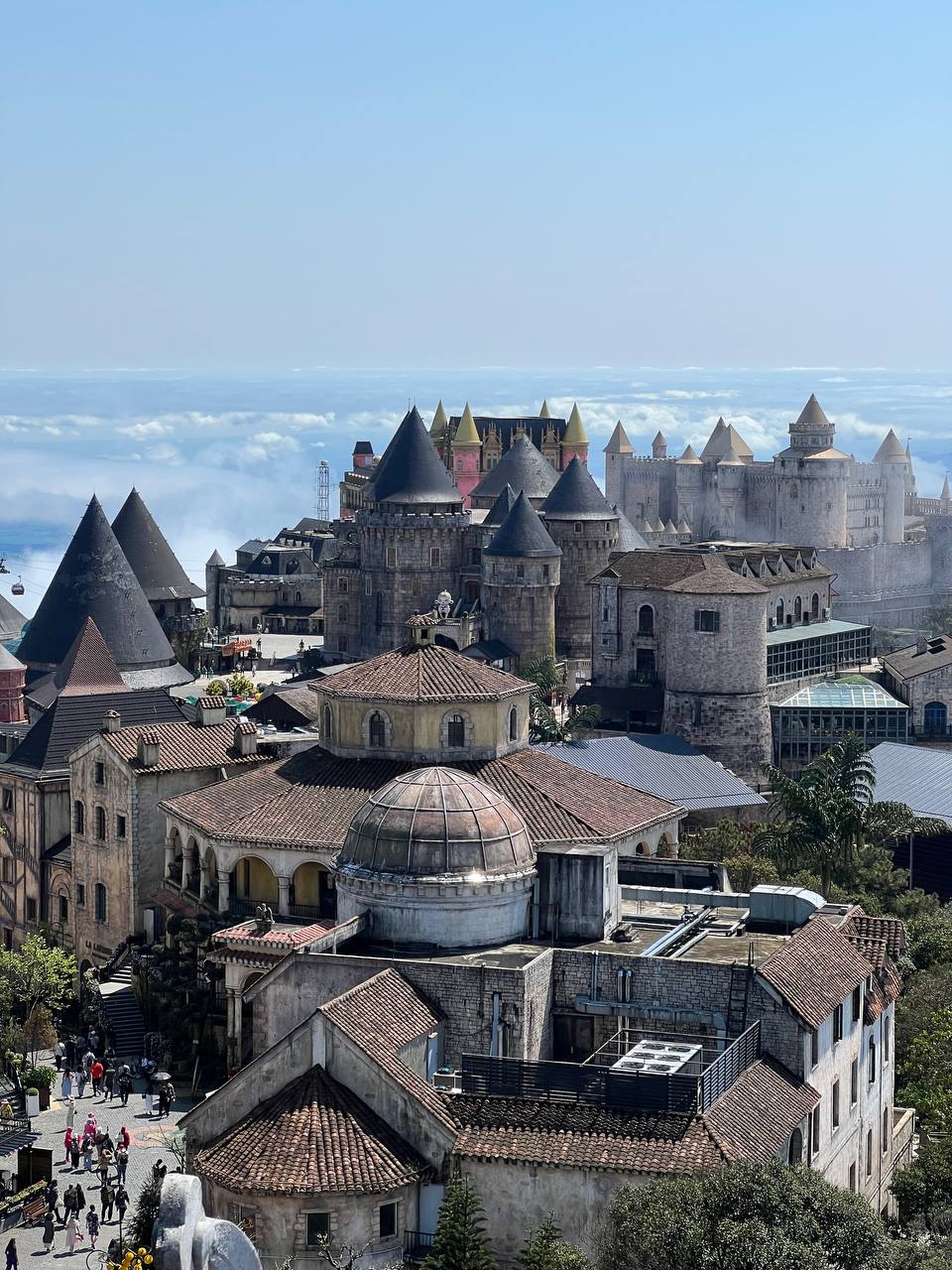 Провел всю субботу в красивущем парке Ba Na Hills возле Дананга.
Поднимаешься на канатке на 1,5-километровую гору — а там целый сказочный город | Сетка — социальная сеть от hh.ru