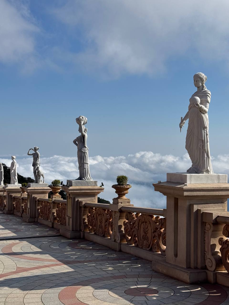 Провел всю субботу в красивущем парке Ba Na Hills возле Дананга.
Поднимаешься на канатке на 1,5-километровую гору — а там целый сказочный город | Сетка — социальная сеть от hh.ru